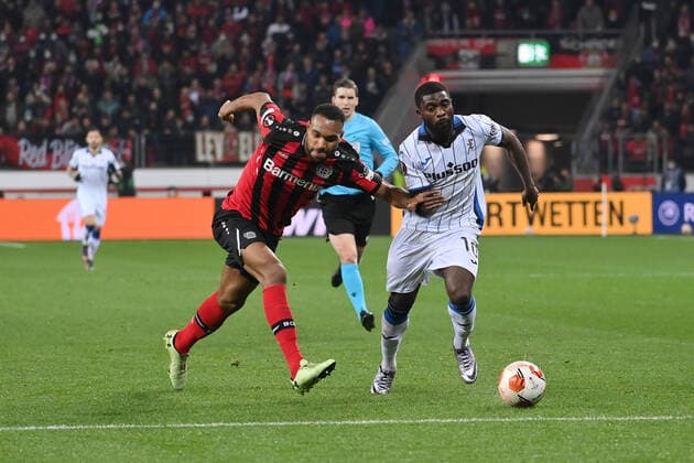 Jonathan Tah (Bayer 04 Leverkusen), li., kann Jeremie Boga (Atalanta Bergamo) nicht stoppen, der dann das 0:1 Siegtor erzielt 17.03.2022, Fussball GER, UEFA Europa League 2021 22, Achtelfinale, Bayer 04 Leverkusen - Atalanta Bergamo 0:1 Foto: Maik Hölter TEAM2sportphoto Leverkusen Nordrhein Westfalen Deutschland