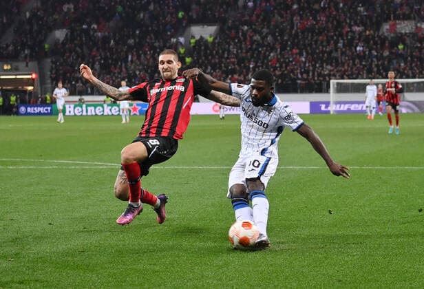 Jeremie Boga (Atalanta Bergamo), re., erzielt mit diesem Schuss das 0:1 Siegtor, links Robert Andrich (Bayer 04 Leverkusen) 17.03.2022, Fussball GER, UEFA Europa League 2021 22, Achtelfinale, Bayer 04 Leverkusen - Atalanta Bergamo 0:1 Foto: Maik Hölter TEAM2sportphoto Leverkusen Nordrhein Westfalen Deutschland