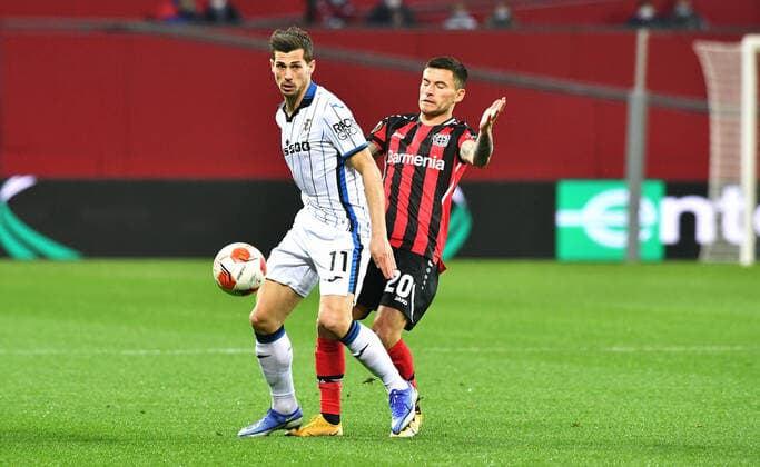 Fussball, UEFA Europa League, Herren, Saison 2021 2022, Achtelfinale, BayArena Leverkusen, Bayer Leverkusen (rot) - Atalanta Bergamo (weiss) 0:1; Remo Freuler (ATB), Charles Aranguiz (LEV). Aktion UEFA REGULATIONS PROHIBIT ANY USE OF PHOTOGRAPHS AS IMAGE SEQUENCES AND OR QUASI-VIDEO.