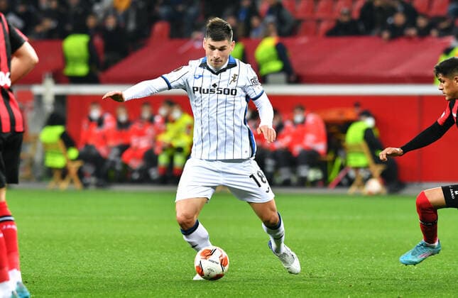 Fussball, UEFA Europa League, Herren, Saison 2021 2022, Achtelfinale, BayArena Leverkusen, Bayer Leverkusen (rot) - Atalanta Bergamo (weiss) 0:1; Ruslan Malinovskyi (ATB). Aktion, Einzelbild. UEFA REGULATIONS PROHIBIT ANY USE OF PHOTOGRAPHS AS IMAGE SEQUENCES AND OR QUASI-VIDEO.