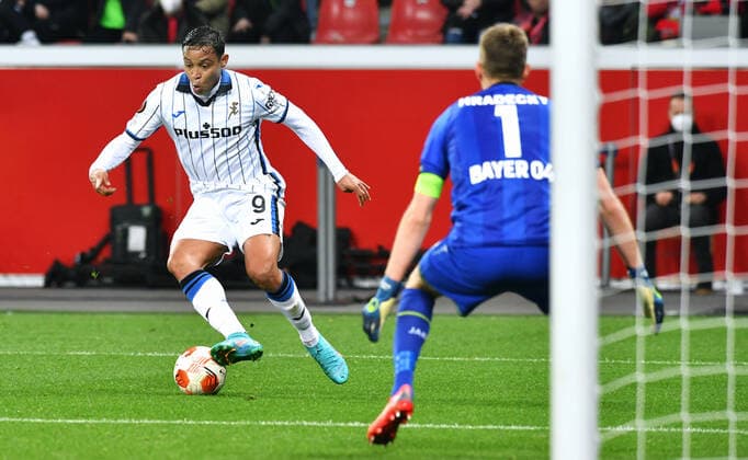 Fussball, UEFA Europa League, Herren, Saison 2021 2022, Achtelfinale, BayArena Leverkusen, Bayer Leverkusen (rot) - Atalanta Bergamo (weiss) 0:1; Luis Muriel (ATB), Lukas Hradecky (LEV). Aktion UEFA REGULATIONS PROHIBIT ANY USE OF PHOTOGRAPHS AS IMAGE SEQUENCES AND OR QUASI-VIDEO.