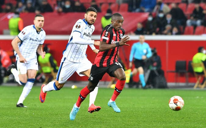 Fussball, UEFA Europa League, Herren, Saison 2021 2022, Achtelfinale, BayArena Leverkusen, Bayer Leverkusen (rot) - Atalanta Bergamo (weiss) 0:1; Moussa Diaby (LEV), Jose Luis Palomino (ATB). Aktion UEFA REGULATIONS PROHIBIT ANY USE OF PHOTOGRAPHS AS IMAGE SEQUENCES AND OR QUASI-VIDEO.