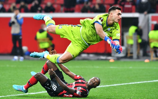 Fussball, UEFA Europa League, Herren, Saison 2021 2022, Achtelfinale, BayArena Leverkusen, Bayer Leverkusen (rot) - Atalanta Bergamo (weiss) 0:1; Moussa Diaby (LEV), Juan Musso (ATB). Aktion UEFA REGULATIONS PROHIBIT ANY USE OF PHOTOGRAPHS AS IMAGE SEQUENCES AND OR QUASI-VIDEO.