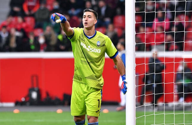 Fussball, UEFA Europa League, Herren, Saison 2021 2022, Achtelfinale, BayArena Leverkusen, Bayer Leverkusen (rot) - Atalanta Bergamo (weiss) 0:1; Juan Musso (ATB). Aktion, Einzelbild. UEFA REGULATIONS PROHIBIT ANY USE OF PHOTOGRAPHS AS IMAGE SEQUENCES AND OR QUASI-VIDEO.