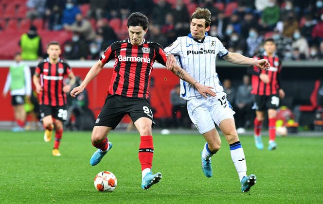 Fussball, UEFA Europa League, Herren, Saison 2021 2022, Achtelfinale, BayArena Leverkusen, Bayer Leverkusen (rot) - Atalanta Bergamo (weiss) 0:1; Sardar Azmoun (LEV), Marten de Roon (ATB). Aktion UEFA REGULATIONS PROHIBIT ANY USE OF PHOTOGRAPHS AS IMAGE SEQUENCES AND OR QUASI-VIDEO.