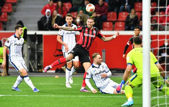 Fussball, UEFA Europa League, Herren, Saison 2021 2022, Achtelfinale, BayArena Leverkusen, Bayer Leverkusen (rot) - Atalanta Bergamo (weiss) 0:1; Robert Andrich (LEV). Aktion UEFA REGULATIONS PROHIBIT ANY USE OF PHOTOGRAPHS AS IMAGE SEQUENCES AND OR QUASI-VIDEO.