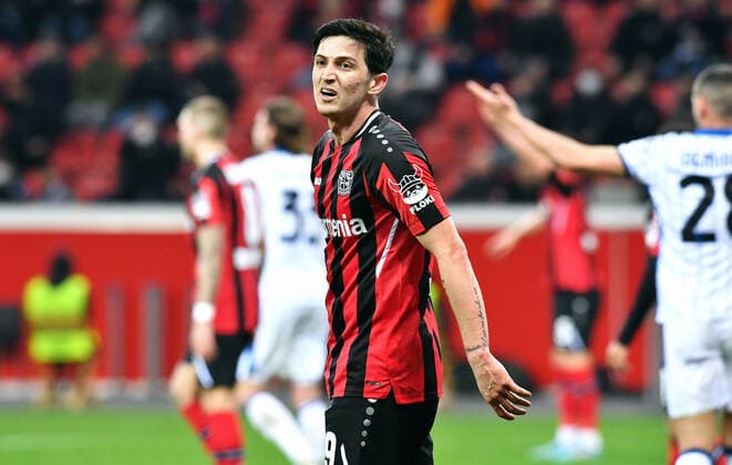 Fussball, UEFA Europa League, Herren, Saison 2021 2022, Achtelfinale, BayArena Leverkusen, Bayer Leverkusen (rot) - Atalanta Bergamo (weiss) 0:1; Sardar Azmoun (LEV). Aktion, Einzelbild. UEFA REGULATIONS PROHIBIT ANY USE OF PHOTOGRAPHS AS IMAGE SEQUENCES AND OR QUASI-VIDEO.