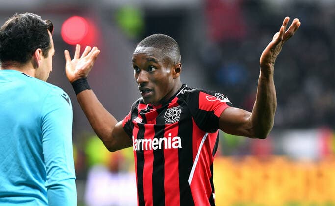 Fussball, UEFA Europa League, Herren, Saison 2021 2022, Achtelfinale, BayArena Leverkusen, Bayer Leverkusen (rot) - Atalanta Bergamo (weiss) 0:1; Moussa Diaby (LEV). Aktion, Einzelbild. UEFA REGULATIONS PROHIBIT ANY USE OF PHOTOGRAPHS AS IMAGE SEQUENCES AND OR QUASI-VIDEO.