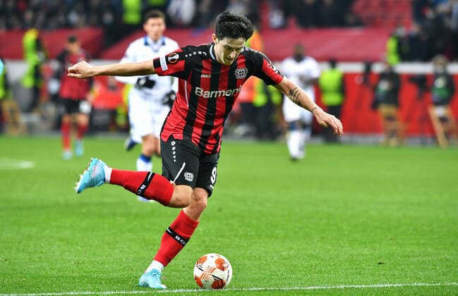 Fussball, UEFA Europa League, Herren, Saison 2021 2022, Achtelfinale, BayArena Leverkusen, Bayer Leverkusen (rot) - Atalanta Bergamo (weiss) 0:1; Sardar Azmoun (LEV). Aktion, Einzelbild. UEFA REGULATIONS PROHIBIT ANY USE OF PHOTOGRAPHS AS IMAGE SEQUENCES AND OR QUASI-VIDEO.