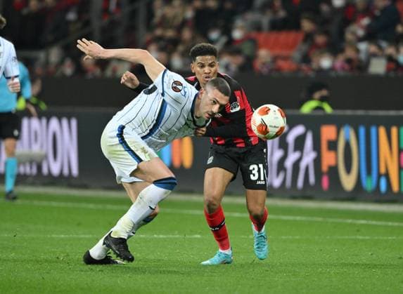 Amine Adli (Bayer 04 Leverkusen), re., gegen Merih Demiral (Atalanta Bergamo) 17.03.2022, Fussball GER, UEFA Europa League 2021 22, Achtelfinale, Bayer 04 Leverkusen - Atalanta Bergamo 0:1 Foto: Maik Hölter TEAM2sportphoto Leverkusen Nordrhein Westfalen Deutschland