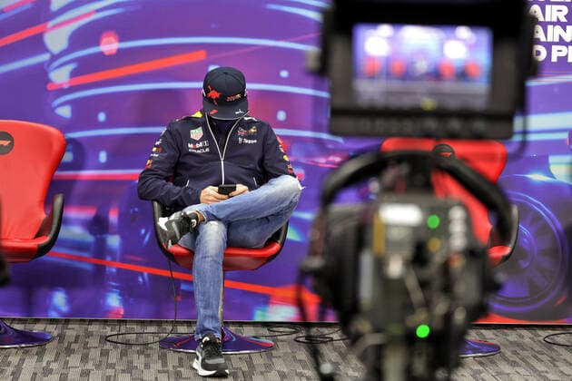 Sport Bilder des Tages VERSTAPPEN Max (ned), Red Bull Racing RB18, portrait press conference, PK, Pressekonferenz during the Formula 1 Gulf Air Bahrain Grand Prix 2022, 1st round of the 2022 FIA Formula One World Championship, WM, Weltmeisterschaft on the Bahrain International Circuit, from March 18 to 20, 2022 in Sakhir, Bahrain - F1 - BAHRAIN GRAND PRIX 2022 DPPI Panoramic 016A3796