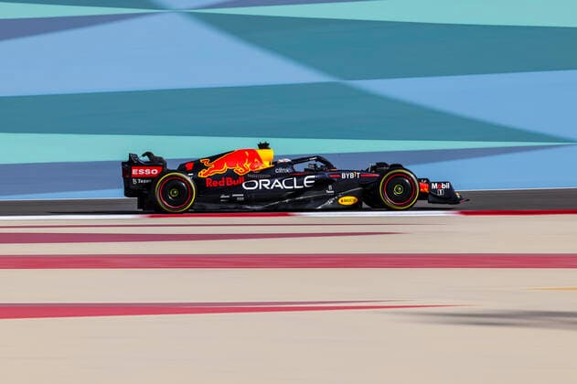 01 VERSTAPPEN Max (nld), Red Bull Racing RB18, action during the Formula 1 Gulf Air Bahrain Grand Prix 2022, 1st round of the 2022 FIA Formula One World Championship, WM, Weltmeisterschaft on the Bahrain International Circuit, from March 18 to 20, 2022 in Sakhir, Bahrain - F1 - BAHRAIN GRAND PRIX 2022 DPPI Panoramic  GOOD6418