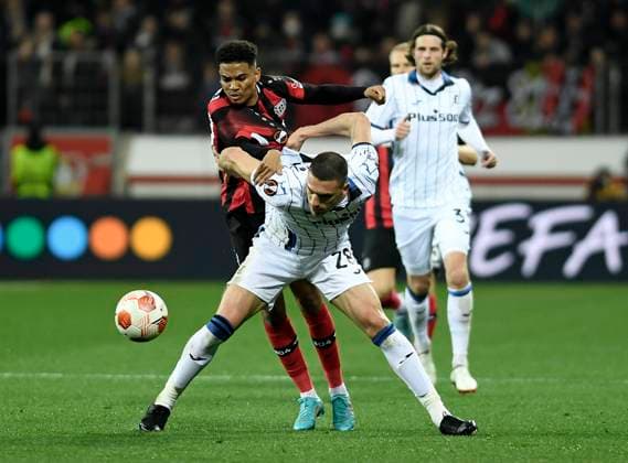17.03.2022, Leverkusen, Deutschland, BayArena, Bayer 04 Leverkusen vs. Atalanta Bergamo - UEFA Europa League - Achtelfinale, Merih Demiral (Atalanta Bergamo) und Amine Adli (Bayer 04 Leverkusen) im Zweikampf (Foto Ralf Treese) Leverkusen BayArena Nordrhein-Westfalen Deutschland