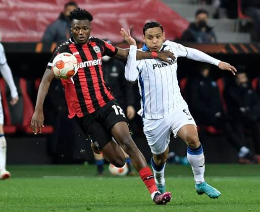 17.03.2022, Leverkusen, Deutschland, BayArena, Bayer 04 Leverkusen vs. Atalanta Bergamo - UEFA Europa League - Achtelfinale, Edmond Tapsoba (Bayer 04 Leverkusen) und Luis Muriel (Atalanta Bergamo) im Zweikampf (Foto Ralf Treese) Leverkusen BayArena Nordrhein-Westfalen Deutschland