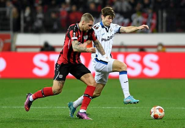 17.03.2022, Leverkusen, Deutschland, BayArena, Bayer 04 Leverkusen vs. Atalanta Bergamo - UEFA Europa League - Achtelfinale, Robert Andrich (Bayer 04 Leverkusen) und Marten de Roon (Atalanta Bergamo) im Zweikampf (Foto Ralf Treese) Leverkusen BayArena Nordrhein-Westfalen Deutschland