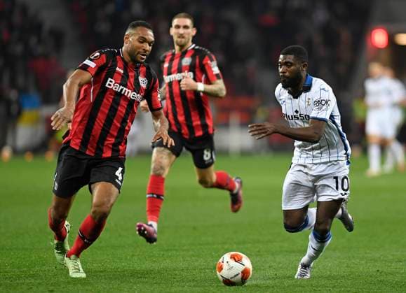 17.03.2022, Leverkusen, Deutschland, BayArena, Bayer 04 Leverkusen vs. Atalanta Bergamo - UEFA Europa League - Achtelfinale, Jonathan Tah (Bayer 04 Leverkusen) und Jeremie Boga (Atalanta Bergamo) im Zweikampf (Foto Ralf Treese) Leverkusen BayArena Nordrhein-Westfalen Deutschland