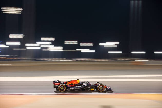 01 VERSTAPPEN Max (nld), Red Bull Racing RB18, action during the Formula 1 Gulf Air Bahrain Grand Prix 2022, 1st round of the 2022 FIA Formula One World Championship, WM, Weltmeisterschaft on the Bahrain International Circuit, from March 18 to 20, 2022 in Sakhir, Bahrain - F1 - BAHRAIN GRAND PRIX 2022 DPPI Panoramic  _R5_9555