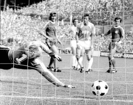 DFB Pokalfinale 26.06.1976 : Hamburger SV - 1. FC Kaiserslautern 2:0 in Frankfurt Tor 2:0 durch Ole Björnmose (HSV nicht auf dem Foto) gegen Torwart Ronnie Hellström (FCK) *** DFB Cup Final 26 06 1976 Hamburger SV 1 FC Kaiserslautern 2 0 in Frankfurt Goal 2 0 by Ole Björnmose HSV not on the photo against goalkeeper Ronnie Hellström FCK HM