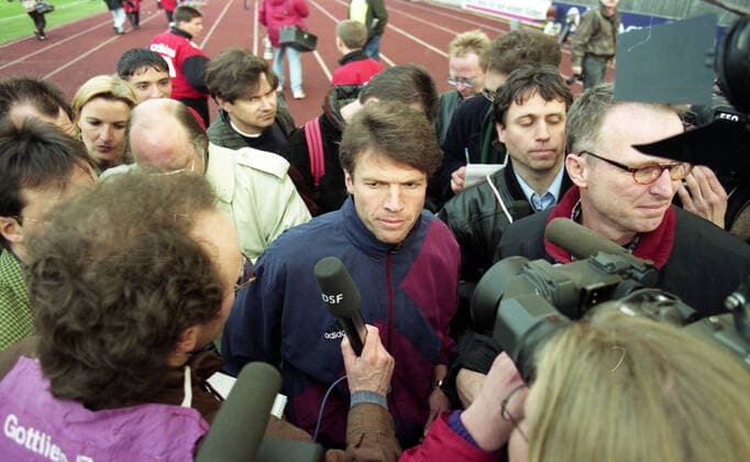 13.04.96 VfB Stuttgart - FC Bayern München Deutschland, Stuttgart, 13.04.1996, Fussball, Bundesliga, VfB Stuttgart - FC Bayern München (0:1): Lothar Matthäus (FC Bayern München) im Interview mit Reportern. *** 13 04 96 VfB Stuttgart FC Bayern Munich Germany, Stuttgart, 13 04 1996, football, Bundesliga, VfB Stuttgart FC Bayern Munich 0 1 Lothar Matthäus FC Bayern Munich interviewed by reporters