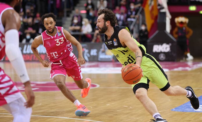 Bonn, Deutschland 18.03.2022, Telekom Dome, Basketball Bundesliga, 26. Spieltag, BBL, Telekom Baskets Bonn vs Medi Bayreuth, Parker Jackson-Cartwright (Bonn), Bastian Doreth (Bayreuth)