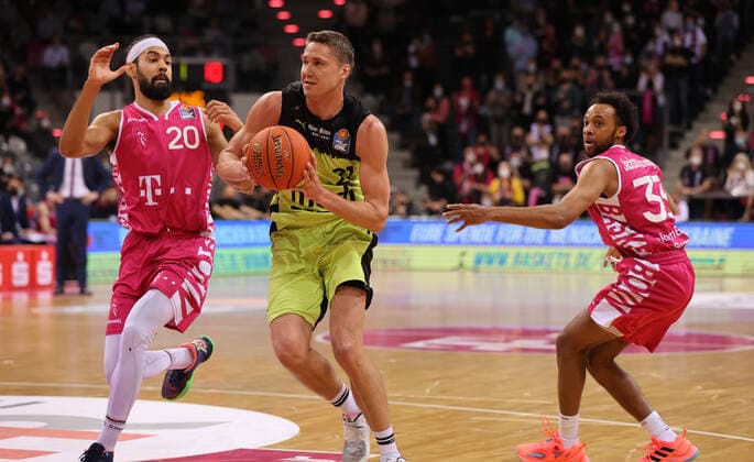 Bonn, Deutschland 18.03.2022, Telekom Dome, Basketball Bundesliga, 26. Spieltag, BBL, Telekom Baskets Bonn vs Medi Bayreuth, Jeremy Morgan (Bonn), Janari Joesaar (Bayreuth), Parker Jackson-Cartwright (Bonn)