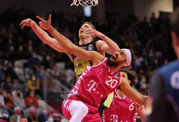 Bonn, Deutschland 18.03.2022, Telekom Dome, Basketball Bundesliga, 26. Spieltag, BBL, Telekom Baskets Bonn vs Medi Bayreuth, Janari Joesaar (Bayreuth), Jeremy Morgan (Bonn)