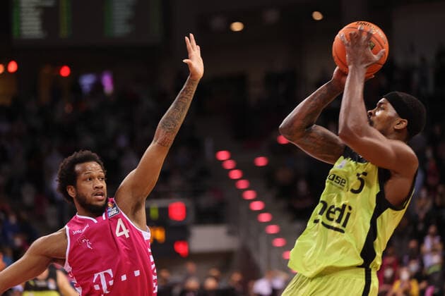 Bonn, Deutschland 18.03.2022, Telekom Dome, Basketball Bundesliga, 26. Spieltag, BBL, Telekom Baskets Bonn vs Medi Bayreuth, Justin Gorham (Bonn), Terry Allen (Bayreuth)