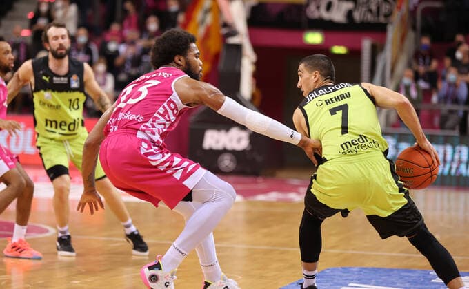 Bonn, Deutschland 18.03.2022, Telekom Dome, Basketball Bundesliga, 26. Spieltag, BBL, Telekom Baskets Bonn vs Medi Bayreuth, Javontae Hawkins (Bonn), Philip Jalalpoor (Bayreuth)