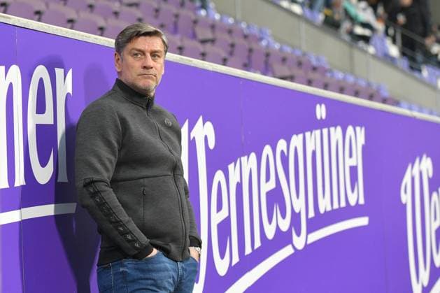 Oliver Kreuzer (Geschaeftsfuehrer des Karlsruher SC) mit Wernesgruener Werbung, FC Erzgebirge Aue vs. Karlsruher SC, Fussball, 2. Bundesliga, 18.03.2022 DFL REGULATIONS PROHIBIT ANY USE OF PHOTOGRAPHS AS IMAGE SEQUENCES AND OR QUASI-VIDEO FC Erzgebirge Aue vs. Karlsruher SC, Fussball, 2. Bundesliga, 18.03.2022 Aue-Bad Schlema *** Oliver Kreuzer Geschaeftsfuehrer Sport des Karlsruher SC mit Wernesgruener Werbung, FC Erzgebirge Aue vs Karlsruher SC, Football, 2 Bundesliga, 18 03 2022 DFL REGULATES PROHIBIT ANY USE OF PHOTOGRAPHS AS IMAGE SEQUENCES AND OR QUASI VIDEO FC Erzgebirge Aue vs Karlsruher SC, Football, 2 Bundesliga, 18 03 2022 Aue Bad Schlema Copyright: xBertxHarzer xEibner-xPressefotox