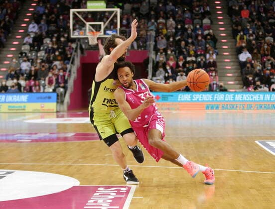 Parker Jackson-Cartwright Telekom Baskets Bonn vs. Bastian Doreth medi bayreuth easyCredit BBL 1. Bundesliga , Saison 2021 2022 , Hauptrunde 26. Spieltag