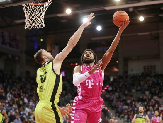 Javontae Hawkins Telekom Baskets Bonn vs. medi bayreuth easyCredit BBL 1. Bundesliga , Saison 2021 2022 , Hauptrunde 26. Spieltag