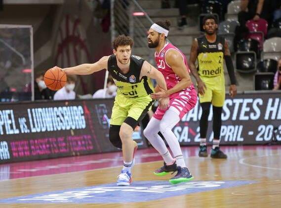 Jeremy Morgan Telekom Baskets Bonn vs. Kevin Wohlrath medi bayreuth easyCredit BBL 1. Bundesliga , Saison 2021 2022 , Hauptrunde 26. Spieltag