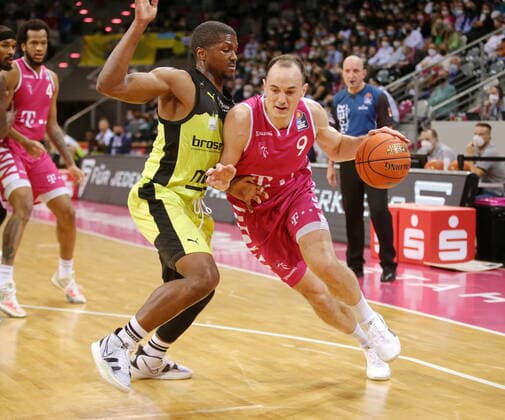 Karsten Tadda Telekom Baskets Bonn vs. Cameron Wells medi bayreuth easyCredit BBL 1. Bundesliga , Saison 2021 2022 , Hauptrunde 26. Spieltag