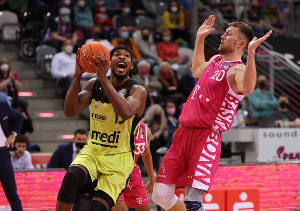 Sport Bilder des Tages Bonn, Deutschland 18.03.2022, Telekom Dome, Basketball Bundesliga, 26. Spieltag, BBL, Telekom Baskets Bonn vs Medi Bayreuth, Terry Allen (Bayreuth), Saulius Kulvietis (Bonn)