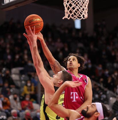 Bonn, Deutschland 18.03.2022, Telekom Dome, Basketball Bundesliga, 26. Spieltag, BBL, Telekom Baskets Bonn vs Medi Bayreuth, Janari Joesaar (Bayreuth), Michael Kessens (Bonn)