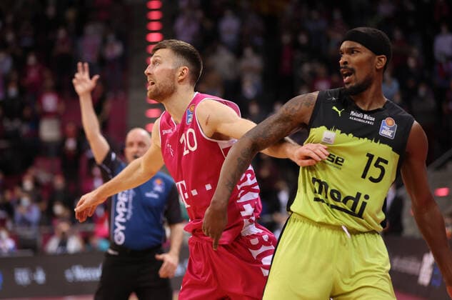 Bonn, Deutschland 18.03.2022, Telekom Dome, Basketball Bundesliga, 26. Spieltag, BBL, Telekom Baskets Bonn vs Medi Bayreuth, Saulius Kulvietis (Bonn), Terry Allen (Bayreuth)
