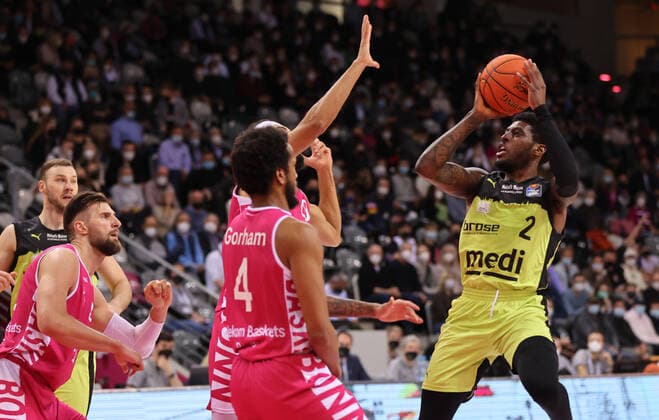Bonn, Deutschland 18.03.2022, Telekom Dome, Basketball Bundesliga, 26. Spieltag, BBL, Telekom Baskets Bonn vs Medi Bayreuth, Sacar Anim (Bayreuth) wirft den Ball.