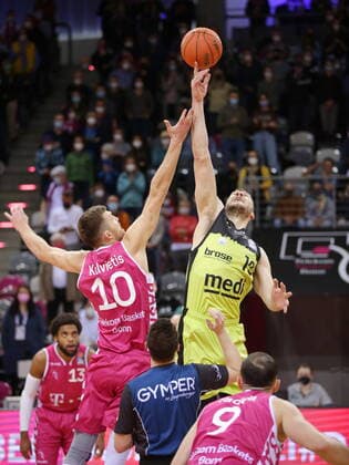 Sprungball: Saulius Kulvietis Telekom Baskets Bonn vs. Martynas Sajus medi bayreuth easyCredit BBL 1. Bundesliga , Saison 2021 2022 , Hauptrunde 26. Spieltag