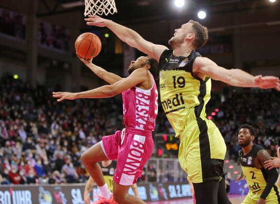 Parker Jackson-Cartwright Telekom Baskets Bonn vs. Martynas Sajus medi bayreuth easyCredit BBL 1. Bundesliga , Saison 2021 2022 , Hauptrunde 26. Spieltag