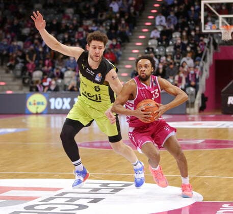 Parker Jackson-Cartwright Telekom Baskets Bonn vs. Kevin Wohlrath medi bayreuth easyCredit BBL 1. Bundesliga , Saison 2021 2022 , Hauptrunde 26. Spieltag