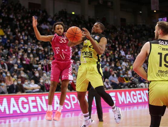 Parker Jackson-Cartwright Telekom Baskets Bonn vs. Cameron Wells medi bayreuth easyCredit BBL 1. Bundesliga , Saison 2021 2022 , Hauptrunde 26. Spieltag