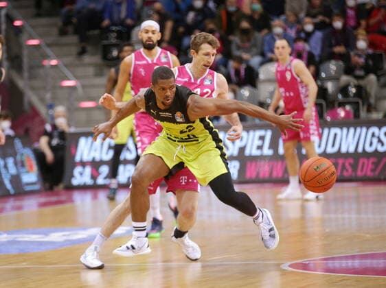 Skyler Bowlin Telekom Baskets Bonn vs. Cameron Wells medi bayreuth easyCredit BBL 1. Bundesliga , Saison 2021 2022 , Hauptrunde 26. Spieltag