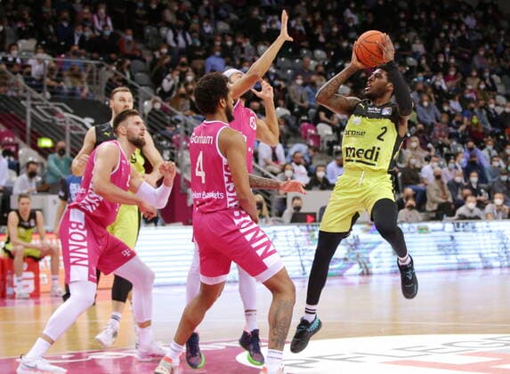 Telekom Baskets Bonn vs. Sacar Anim medi bayreuth easyCredit BBL 1. Bundesliga , Saison 2021 2022 , Hauptrunde 26. Spieltag
