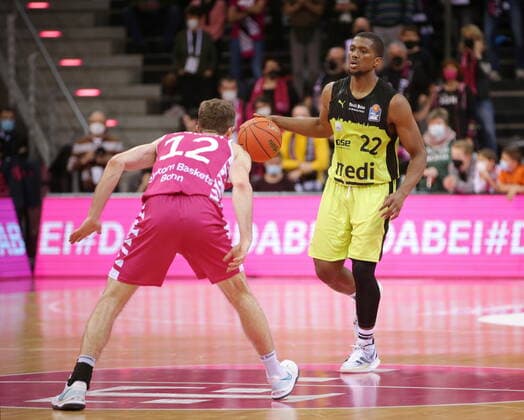 Telekom Baskets Bonn vs. Cameron Wells medi bayreuth easyCredit BBL 1. Bundesliga , Saison 2021 2022 , Hauptrunde 26. Spieltag