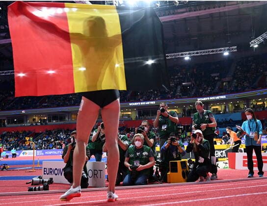 Sport Themen der Woche KW11 Sport Bilder des Tages Belgian Noor Vidts celebrates with the national flag after the 800 race, last event of the women pentathlon, on the first day of the World Athletics Indoor Championships, in Belgrade, Serbia, Friday 18 March 2022. The championships take place from 18 to 20 March. JASPERxJACOBS  x22825498x