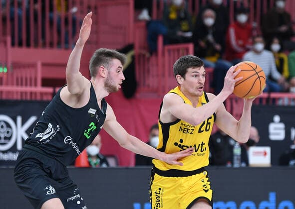 Basketball 2. Bundesliga 2020 2021 22. Spieltag in der Paul Horn Arena Tigers Tuebingen - Team Ehinge Urspring 17.03.2022 Till Joenke (re, Tigers) gegen Daniel Zdravevski (li, Team Ehinge Urspring)