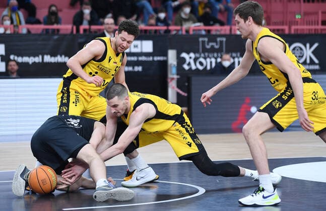 Basketball 2. Bundesliga 2020 2021 22. Spieltag in der Paul Horn Arena Tigers Tuebingen - Team Ehinge Urspring 17.03.2022 Kampf um den Ball; Jakob Hanzalek (li, Team Ehinge Urspring) gegen Daniel Keppeler (Mitte, Tigers) beobachtet von Till Joenke (re, Tigers) und Joanic Gruettner Bacoul (li hinten, Tigers)