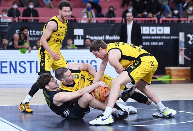 Basketball 2. Bundesliga 2020 2021 22. Spieltag in der Paul Horn Arena Tigers Tuebingen - Team Ehinge Urspring 17.03.2022 Kampf um den Ball; Jakob Hanzalek (li, Team Ehinge Urspring) gegen Daniel Keppeler (Mitte, Tigers) beobachtet von Till Joenke (re, Tigers) und Joanic Gruettner Bacoul (li hinten, Tigers)