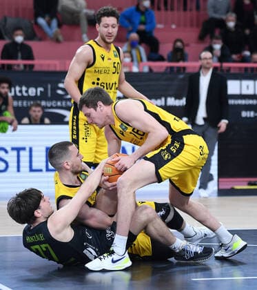 Basketball 2. Bundesliga 2020 2021 22. Spieltag in der Paul Horn Arena Tigers Tuebingen - Team Ehinge Urspring 17.03.2022 Kampf um den Ball; Jakob Hanzalek (li, Team Ehinge Urspring) gegen Daniel Keppeler (Mitte, Tigers) und Till Joenke (re, Tigers) und Joanic Gruettner Bacoul (hinten, Tigers)