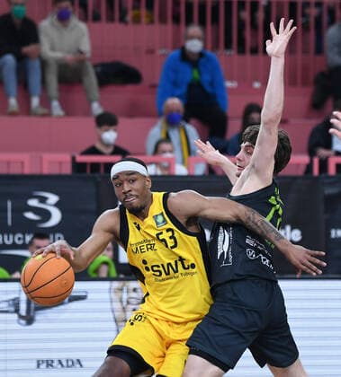 Basketball 2. Bundesliga 2020 2021 22. Spieltag in der Paul Horn Arena Tigers Tuebingen - Team Ehinge Urspring 17.03.2022 Isaiah Crawley (li, Tigers) gegen Jakob Hanzalek (re, Team Ehinge Urspring)